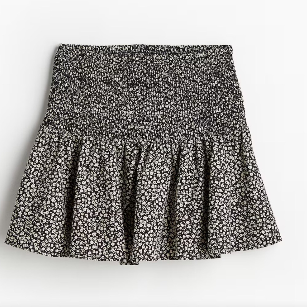 H&M SMOCKED FLORAL MINI SKIRT COLOR:Black/small flowers size Medium
